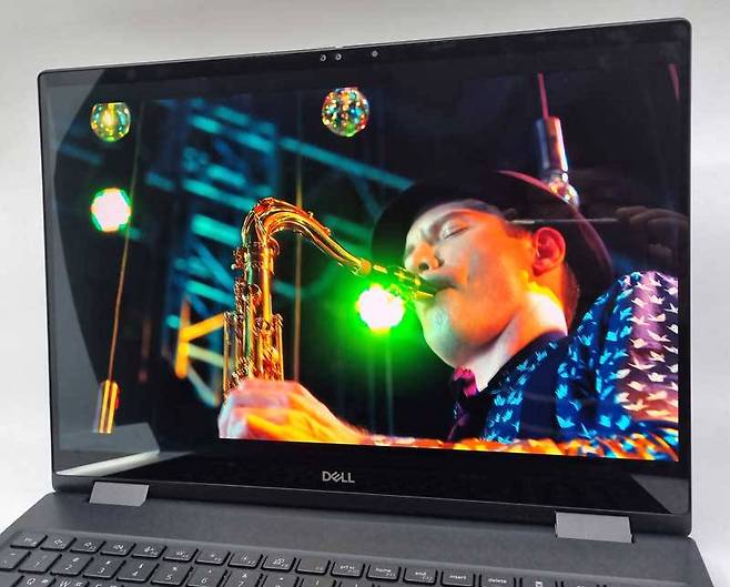 시야각과 컬러 표현능력이 우수한 OLED 화면을 탑재했다