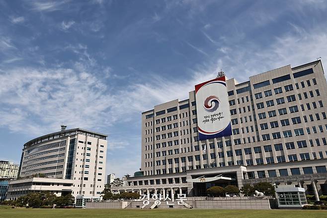 윤석열 제20대 대통령의 공식 임기가 시작된 지난 5월10일 서울 용산 대통령 집무실에 태극기와 함께 봉황기가 게양돼 있다. 2022.5.10. 대통령실사진기자단