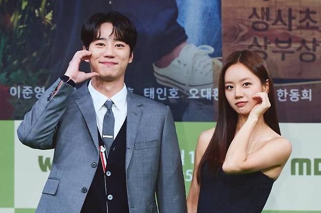 19일 MBC 새 수목드라마 ‘일당백집사’ 제작발표회가 온라인으로 생중계됐다. 현장에 참석한 배우 이준영(왼쪽)과 이혜리가 포즈를 취하고 있다. MBC