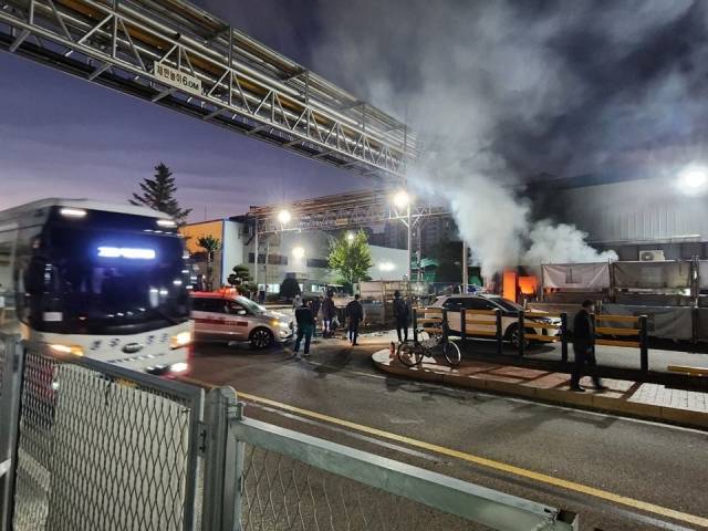 분신 사망 사고로 추정되는 사고가 발생한 기아 광명공장에서 19일 소방대원들이 화재를 진압하고 있다. 독자 제공