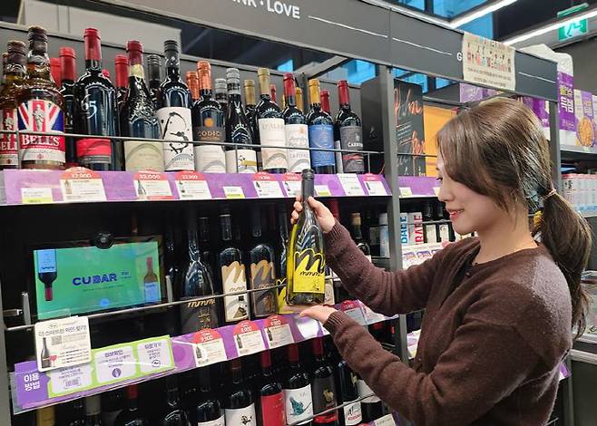 CU가 출시한 'mmm! 샤도네이 화이트와인'. [사진 출처 = BGF리테일]