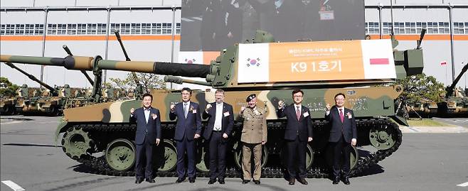 19일 오전 폴란드에 수출할 창원시 명품 무기인 K2 전차와 k9 자주포 출고식이 열렸다. 이날 엄동환 청장, 야본스키 폴란드 육군사령관, 박완수 경남도지사, 홍남표 창원특례시장 등이 참석해 수출 출고식이 진행됐다./사진=창원특례시