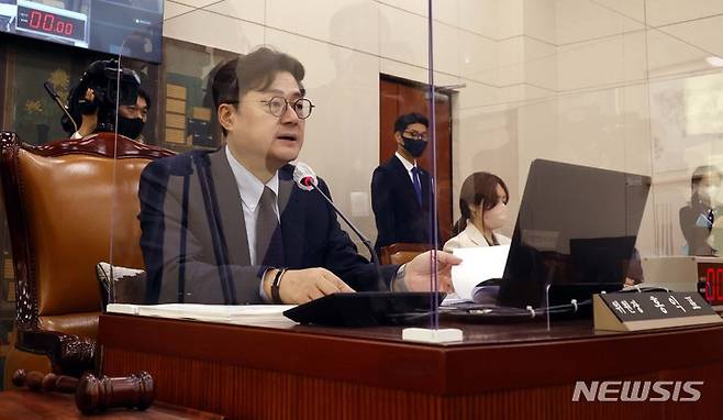 [서울=뉴시스] 최진석 기자 = 홍익표 국회 문체위 위원장이 19일 서울 여의도 국회에서 열린 문화체육관광위원회의 사행산업통합감독위원회, 한국관광공사와 국립국어원, 국립국악원, 한국예술종합학교 등에 대한 국정감사에서 발언을 하고 있다. (공동취재사진) 2022.10.19. photo@newsis.com