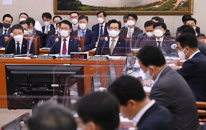 정황근(가운데) 농림축산식품부 장관이 20일 서울 여의도 국회에서 열린 농해수위 종합감사에서 질의를 듣고 있다. (사진=연합뉴스)