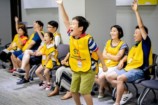 함께하는 게임소통학교는 기존 찾아가는 게임소통학교의 심화 프로그램이다. 찾아가는 게임소통학교에서 아이들과 학부모들이 즐겁게 참여하고 있다.