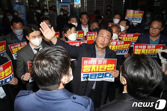 김교흥 더불어민주당 의원이 19일 서울 여의도 중앙당사 앞에서 민주연구원 압수수색에 나선 검찰 관계자들에게 항의하고 있다. (공동취재) 2022.10.19/뉴스1 ⓒ News1 이재명 기자