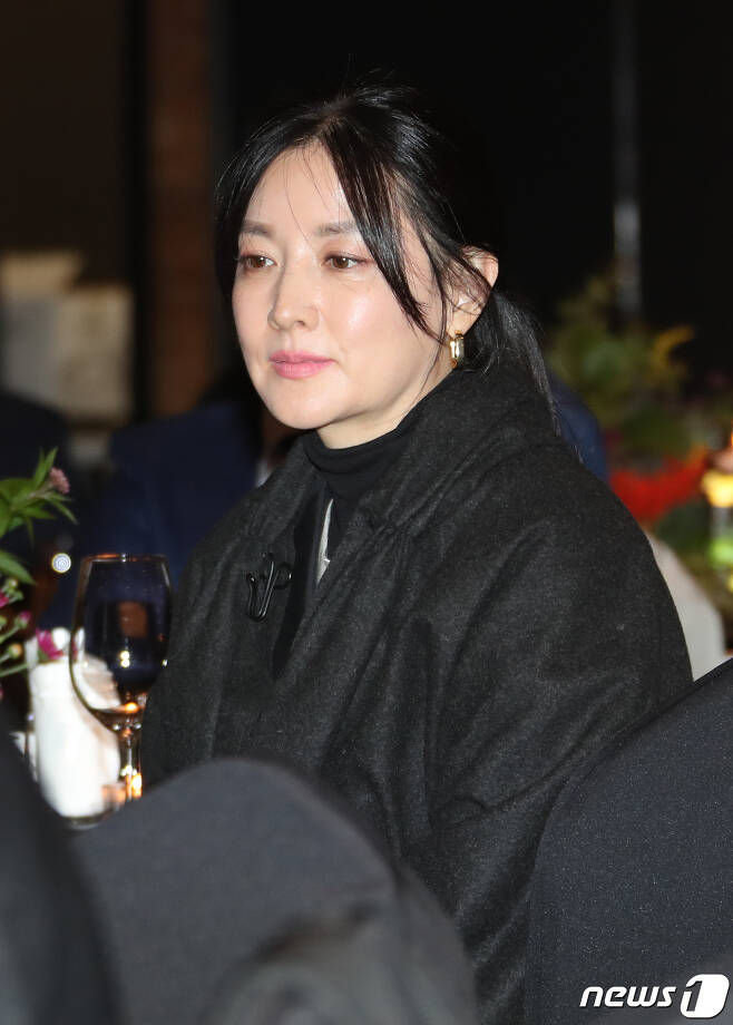 Seoul =) Actor Lee Yeong-ae attends the 12th Beautiful Korean Artists Welfare Foundation award ceremony held at Stage 28 in Godeok-dong, Gangdong-gu, Seoul on the afternoon of the 20th.2022.10.20