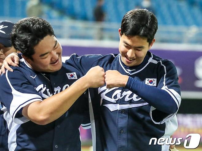 U-23 야구 대표팀의 성동현(왼쪽)과 이상영. (대한야구소프트볼협회 제공)