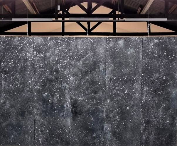 서울 양평동 전시공간 홀1에서 선보이고 있는 윤향로 작가의 대작 패널 회화.