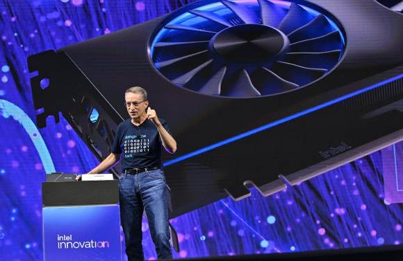 팻 겔싱어 인텔 CEO가 지난달 인베스터 데이에서 '아크 A770 GPU'를 발표하는 모습. [사진=인텔]