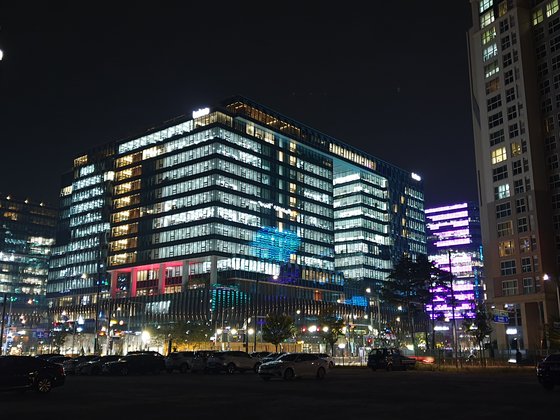 서비스 먹통 이틀째인 지난 16일 밤 카카오 판교 빌딩 전체에 불이 켜있다. 김정민 기자