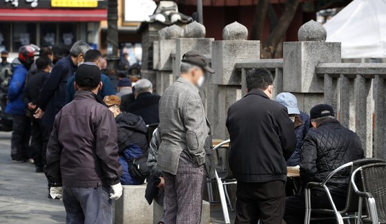 지난해 3월 서울 종로구 탑골공원 인근에서 어르신들이 장기를 두고 있다. 뉴스1