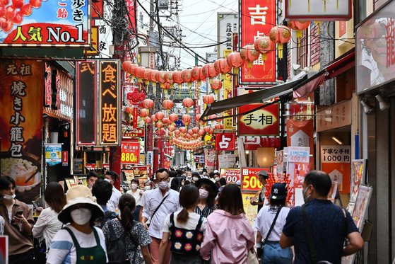 지난 9월 17일 일본 가나가와현 요코하마 차이나타운이 관광객들로 붐비고 있다. AFP=연합뉴스