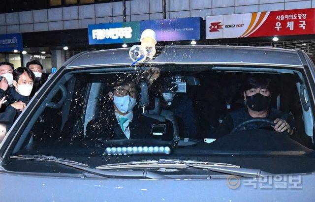 19일 서울 여의도 더불어민주당사 주차장에서 나서는 검찰 관계자의 차량에 일회용 커피잔이 날아들고 있다.