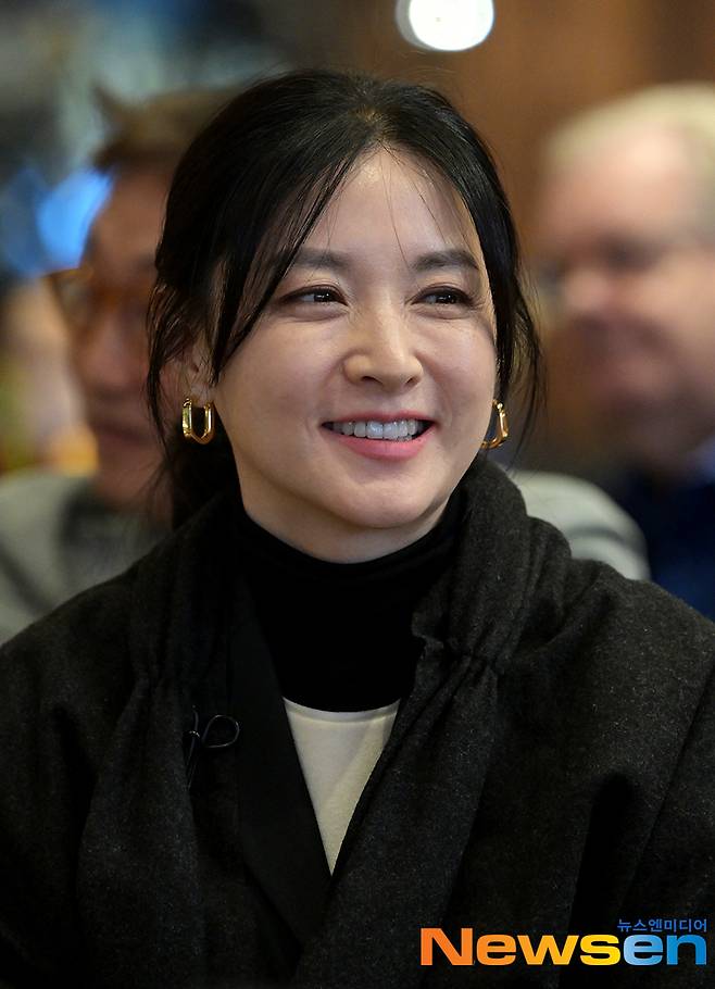 Actor Lee Yeong-ae attended the 12th Beautiful Artist Award ceremony held at Stage 28 Memory Garden in Gangdong-gu, Seoul on October 20th.