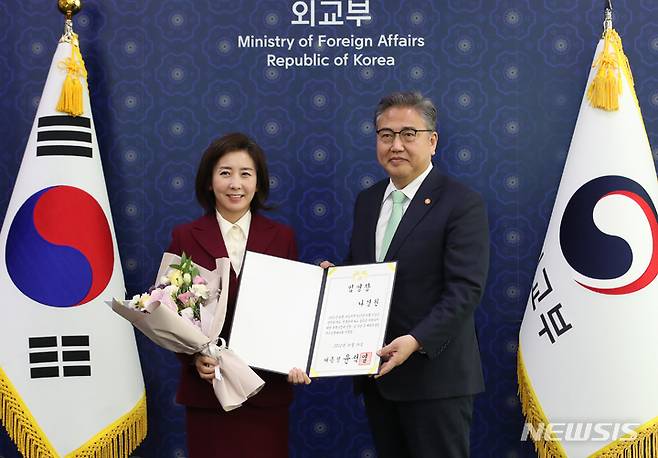 [서울=뉴시스] 김명원 기자 = 박진 외교부 장관이 20일 오전 서울 종로구 외교부에서 기후환경대사에 임명된 나경원 저출산고령사회위원회 부위원장에게 임명장을 전수하고 있다. 2022.10.20. kmx1105@newsis.com