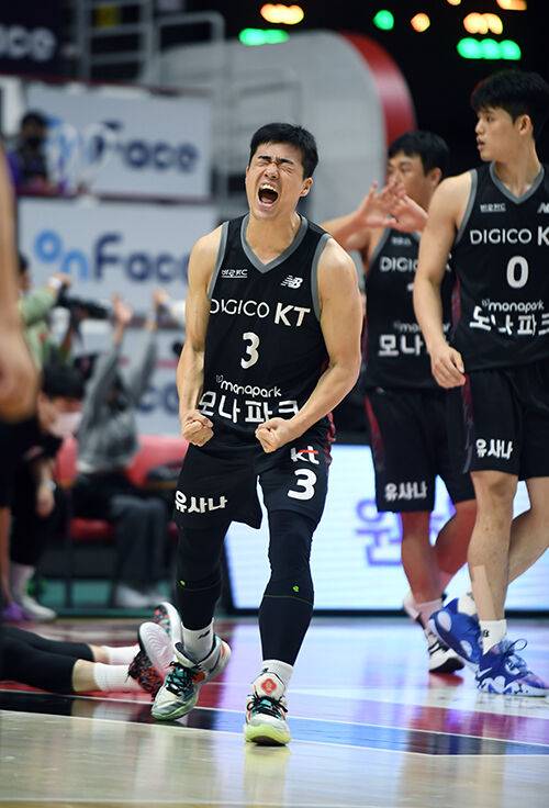 포효하는 수원 kt 정성우 선수