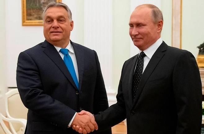 2018년 러시아 모스크바를 방문한 빅토르 오르반 헝가리 총리(왼쪽)가 블라디미르 푸틴 러시아 대통령과 반갑게 인사하는 모습. 게티이미지 제공