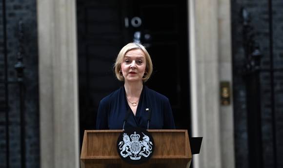 20일(현지시간) 리즈 트러스 영국 총리가 런던 다우닝가 10번지 외곽 총리실 앞에서 사퇴를 발표하고 있다. 2022.10.20 로이터 연합뉴스