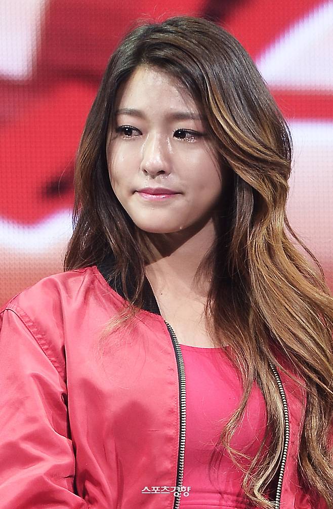 팀의 마지막 주축이었던 AOA 설현이 소속사와의 전속계약 만료를 선언하면서 팀 또한 존폐위기에 처했다.  이선명 기자 57km@kyunghyang.com