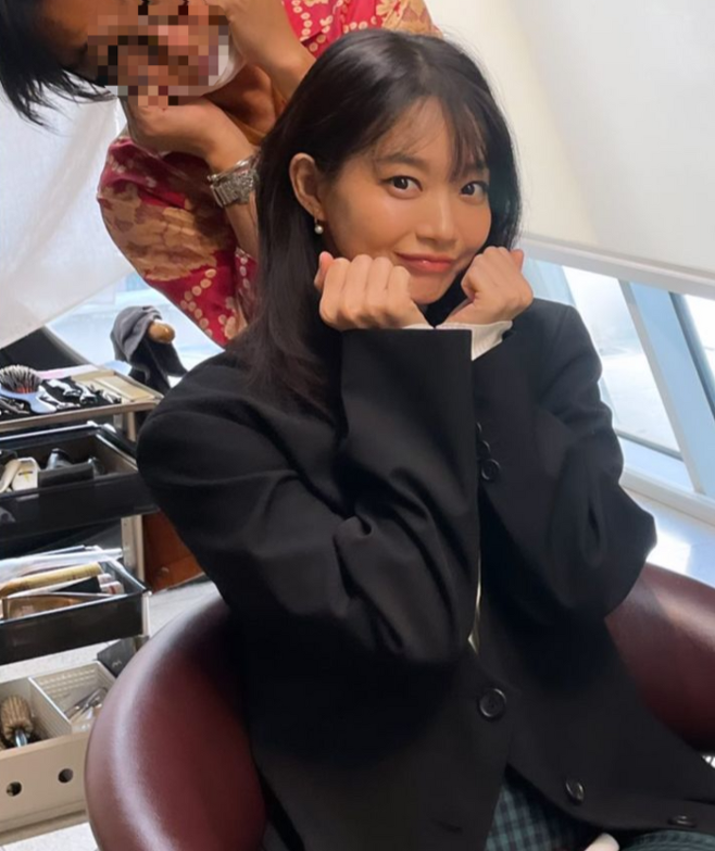 Actor Shin Min-a showed off his dainty features.Shin Min-a posted a photo to her Instagram Story on Tuesday.In the photo, Shin Min-a posed cute with her makeup artist, who accentuated her adorable beauty by creating a hand-held calyx, with her soon-to-be-defunct small face and full features catching the eye.On the other hand, Shin Min-a has been loved by TVN Drama  ⁇  Our Blues  ⁇ , which last June.