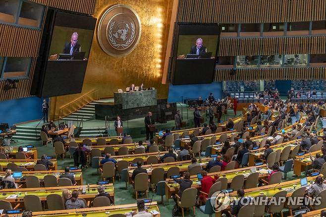 한국, 유엔 인권이사회 이사국 탈락 (유엔본부 신화=연합뉴스) 11일(현지시간) 미국 뉴욕 유엔본부에서 14개 유엔 인권이사회 이사국 선출을 위한 유엔 총회가 열리고 있다. 한국은 이날 선거에서 123표를 얻어 아시아 국가 중 5위에 그쳐 이사국에 진출하지 못했다. 2022.10.12 jsmoon@yna.co.kr