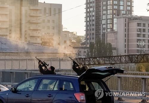 드론 향해 사격하는 키이우 경찰관들 [로이터=연합뉴스 자료사진. 재판매 및 DB 금지]