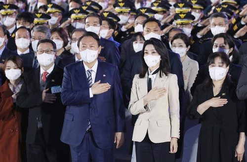 21일 제77주년 경찰의날 기념식에 참석해 국기에 대한 경례를 하고 있는 윤석열 대통령과 김건희 여사. 사진=뉴시스