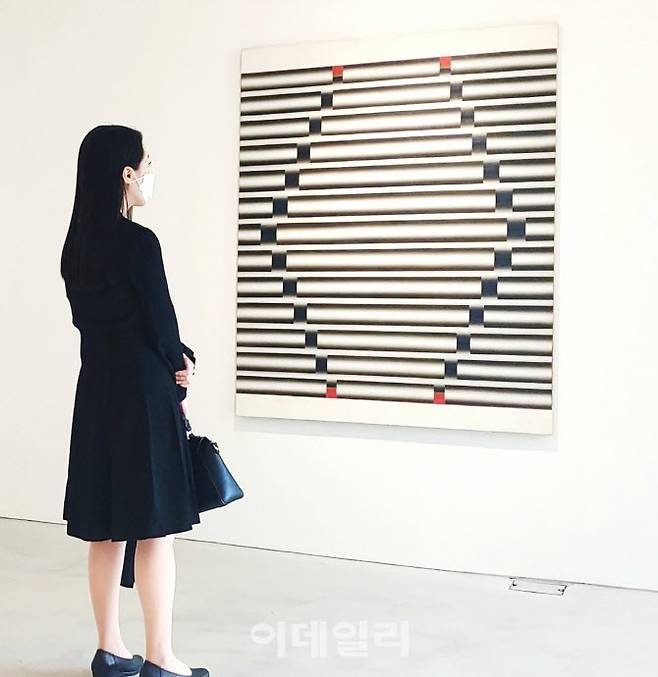 이승조의 ‘핵 G-99’(1968·162.2×130㎝) 앞에 선 한 관람객이 오래 머물렀다. 1969년 제18회 ‘대한민국미술전람회’(국전)에서 수상한 작품이다. 이 작가는 1968∼1971년 국전에서 연달아 4회 수상하는 파란을 일으키며 “상을 타기도 어렵지만 안 타는 게 더 어렵다”는 어록을 탄생시켰다(사진=오현주 문화전문기자).