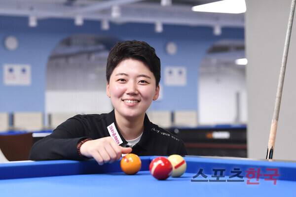 프로당구 선수 백민주가 스포츠한국과의 인터뷰에서 앞서 포즈를 취하고 있다. ⓒ이혜영 기자 lhy@hankooki.com