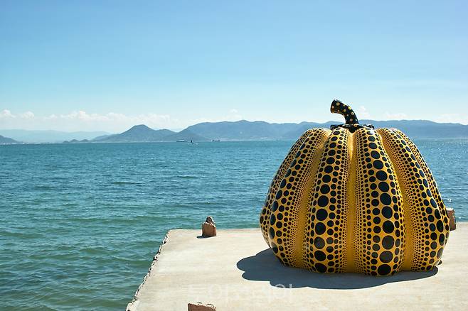 나오시마에 있는 쿠사마 야요이의 노란 호박