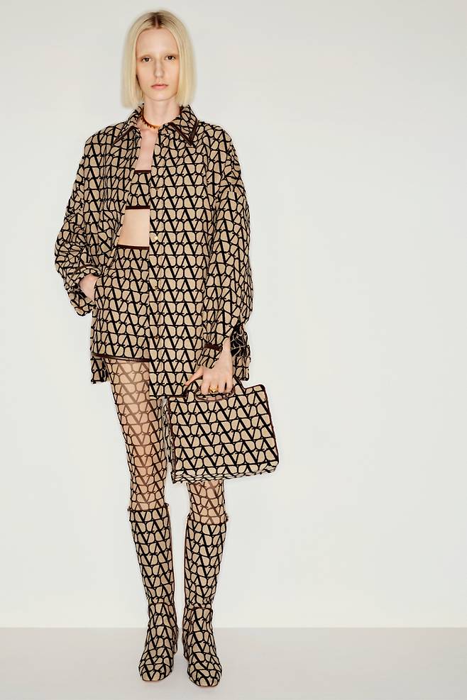 사진 : 이탈리아 럭셔리 오트 쿠틔르 브랜드 메종 발렌티노(Maison Valentino), '발렌티노 트왈 이코노그라프(Valentino Toile Iconographe)'