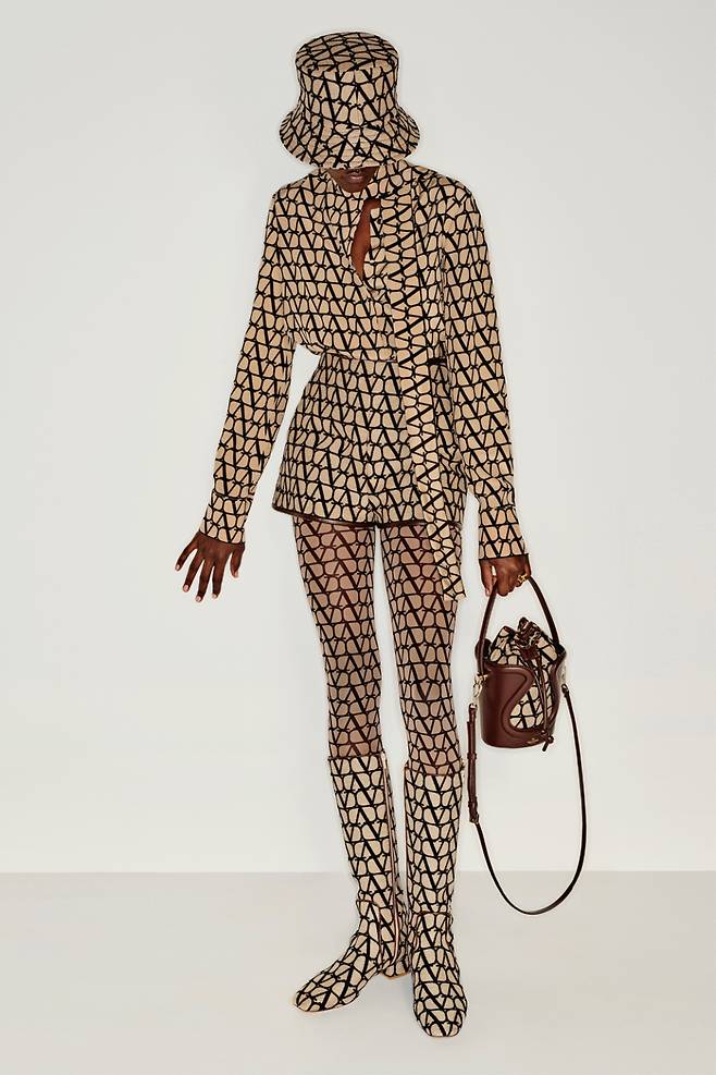 사진 : 이탈리아 럭셔리 오트 쿠틔르 브랜드 메종 발렌티노(Maison Valentino), '발렌티노 트왈 이코노그라프(Valentino Toile Iconographe)'