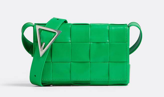 사진 : 이탈리안 럭셔리 패션 브랜드 보테가 베네타(BOTTEGA VENETA), WINTER 2022 컬렉션 '미니 카세트(MINI CASSETTE)' 백
