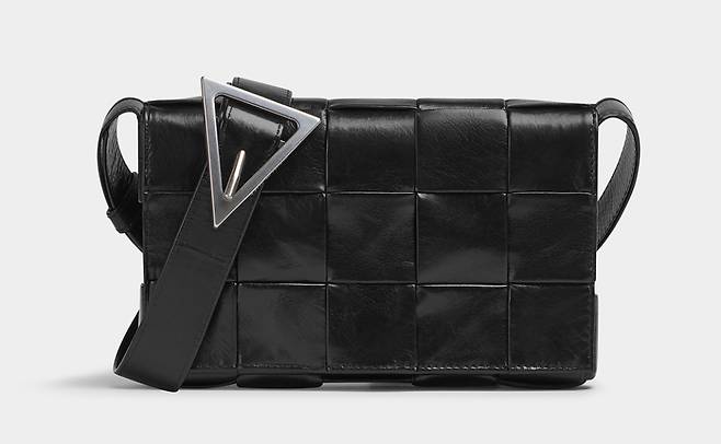 사진 : 이탈리안 럭셔리 패션 브랜드 보테가 베네타(BOTTEGA VENETA), WINTER 2022 컬렉션 '미니 카세트(MINI CASSETTE)' 백