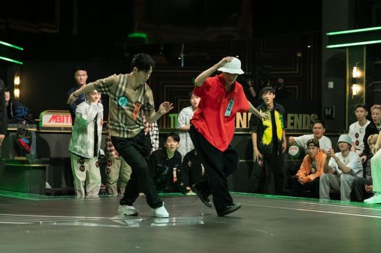 Mnet 남성 댄스 경연 프로그램 '스트릿 맨 파이터'에서 스트릿 패션을 입은 출연자들이 공연하고 있다. (사진제공=Mnet)