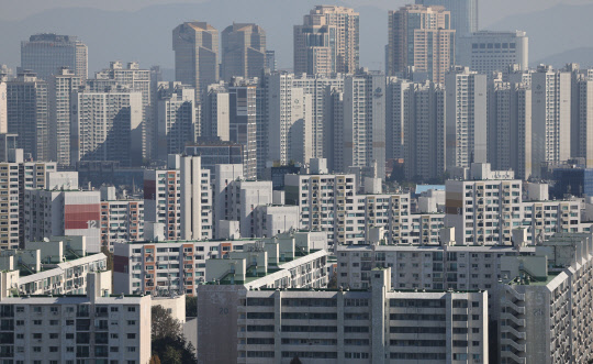 20일 서울 시내 아파트 단지의 모습. 이날 한국부동산원에 따르면 이번주 서울 아파트값은 지난주 대비 0.27% 떨어졌다. 이는 2012년 6월 11일(-0.36%) 이후 10년 4개월 만에 가장 큰 하락폭이다.  연합뉴스.