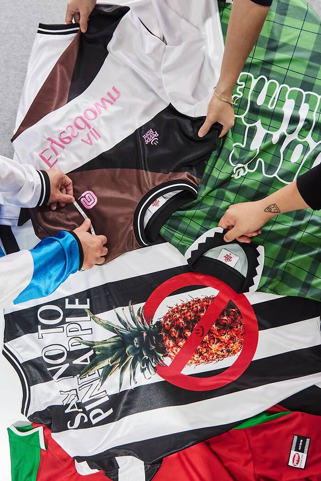 축구 유니폼을 모티프로 한 패션 아이템을 제작하는 브랜드 ‘페퍼로니서울’의 다양한 제품들. 윤동길 스튜디오어댑터 실장