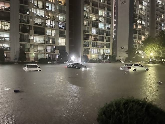 서울에 집중호우가 내린 8월8일 밤 서울 강남구 대치동 한 아파트 주차장이 물에 잠겨 있다. 연합뉴스