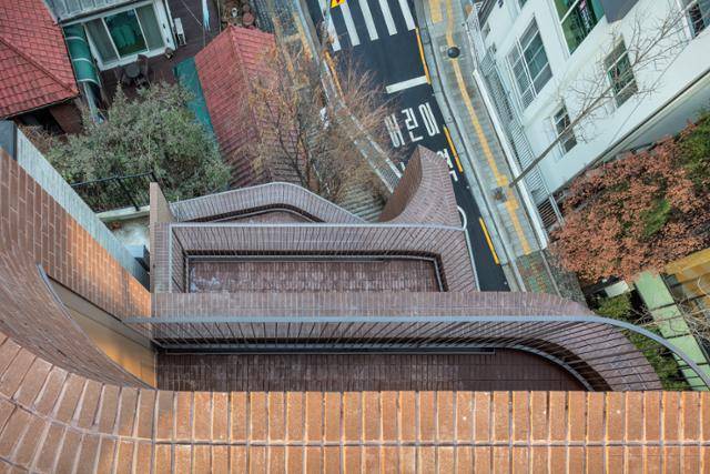 맨 꼭대기 층에서 내려다본 테라스의 모습. 바닥에 더해진 곡선 디테일들은 시각적인 재미를 준다. 신경섭 건축사진작가 제공