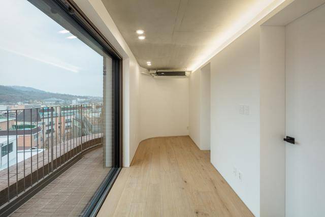 테라스를 통해 확장된 풍경으로 협소한 내부가 실제 크기보다 넓어 보인다. 신경섭 건축사진작가 제공