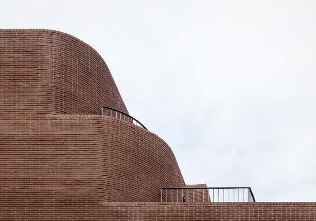 감도 높은 갈색의 벽돌을 쌓아 올린 옥인단 단단의 외관. 성채처럼 단단하면서도 부드럽고 세련미가 풍긴다. 신경섭 건축사진작가 제공