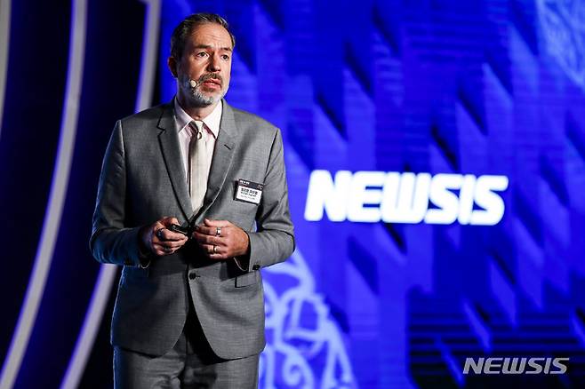 [서울=뉴시스] 정병혁 기자 = 윌리엄 하이엄 넥스트빅싱 대표가 21일 오전 서울 종로구 포시즌스호텔 그랜드볼룸에서 열린 뉴시스 창사 21주년 기념 포럼 '10년 후 한국'에서 '미래학자가 본 넥스트 트렌드-고객 가족화 타겟팅 전략'을 주제로 특별강연을 하고 있다. 2022.10.21. jhope@newsis.com