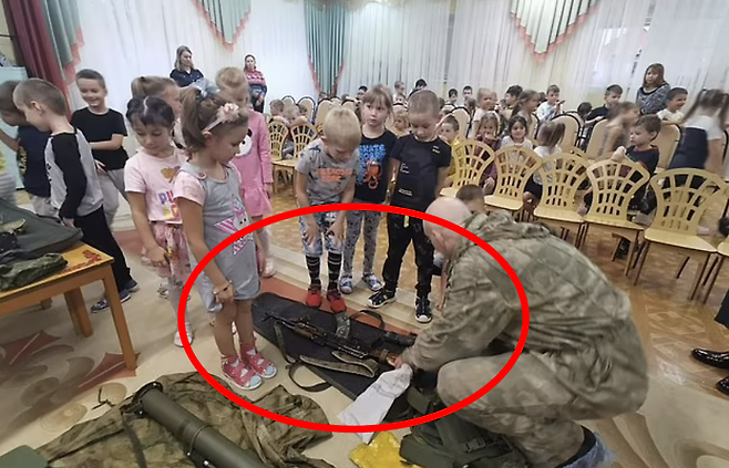 해당 동영상은 모스크바 인근 도시의 유치원에서 촬영됐으며, 아이들은 ‘조국의 진정한 수호자를 구별하는 자질’을 배우는 시간에 무기 사용법을 교육받은 것으로 알려졌다