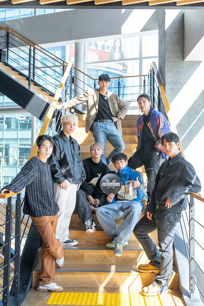 엠넷 ‘스트릿 맨 파이터’에 참가한 댄스크루 YGX의 멤버들이 서울 상암동 CJ ENM 본사에서 진행된 인터뷰를 마치고 포즈를 취하고 있다. 왼쪽부터 시계방향으로 준호, 도우, 무드독, 드기, 준선, 현세, 도니. 사진 엠넷