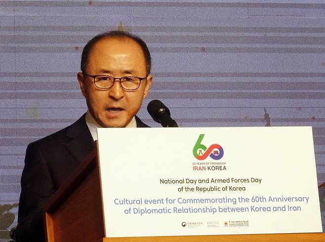 기념사 하는 윤강현 주이란 한국대사 (테헤란=연합뉴스) 이승민 특파원 = 윤강현 주이란 대한민국대사가 한·이란 수교 60주년을 맞아 기념사하고 있다. 2022.10.21