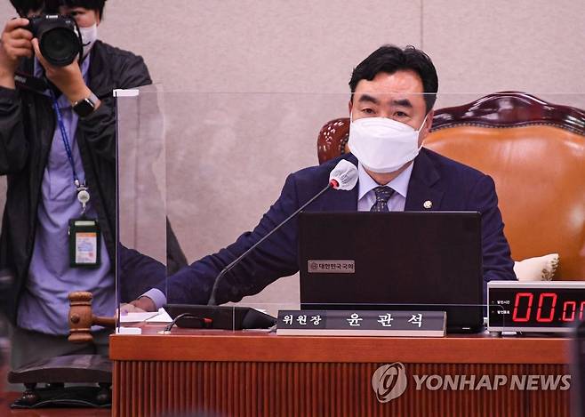 의사봉 두드리는 윤관석 산자중기위원장