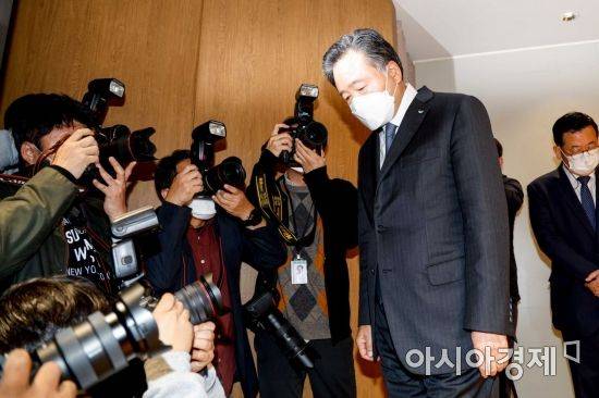 허영인 SPC그룹 회장이 21일 서울 서초구 SPC본사에서 최근 계열사 SPL에서 발생한 직원 사망 사고와 관련해 대국민 사과를 마친 뒤 기자회견장을 나서고 있다./강진형 기자aymsdream@