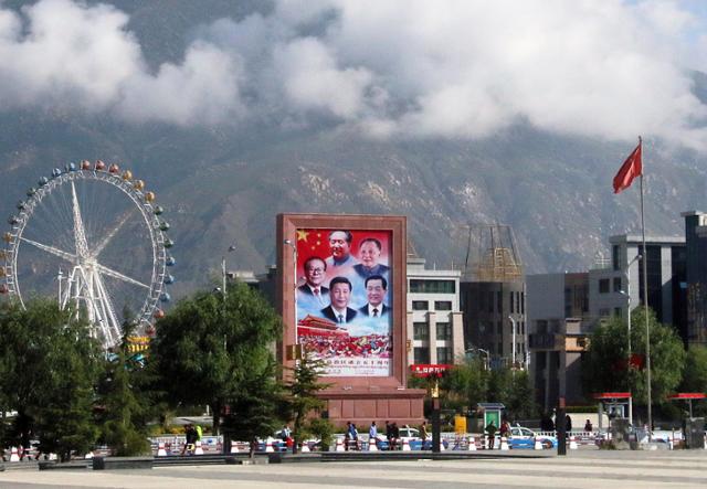 티베트 라싸역 광장에 역대 중국공산당 지도자 사진이 걸려 있다. 2016년 모습이다. ⓒ최종명