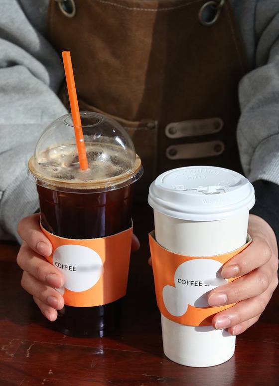 일회용컵에 담겨 나온 카페 음료. [뉴스1]